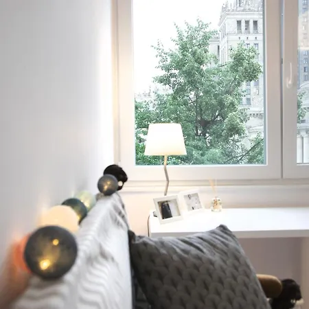 Emilka Z Widokiem Na Palac Kultury * ורשה