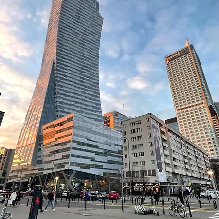 Emilka Z Widokiem Na Palac Kultury * ורשה