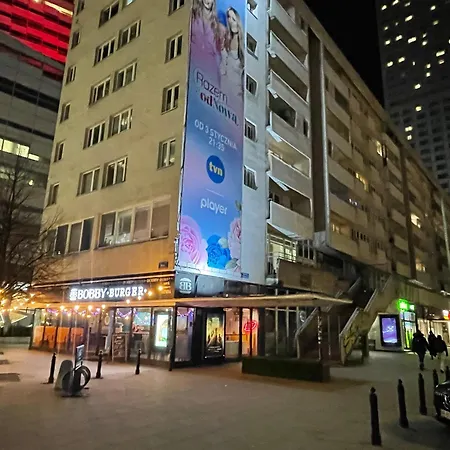 Emilka Z Widokiem Na Pałac Kultury